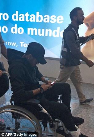 Neymar saat tiba di bandara Rio de Janeiro Copyright: AFP