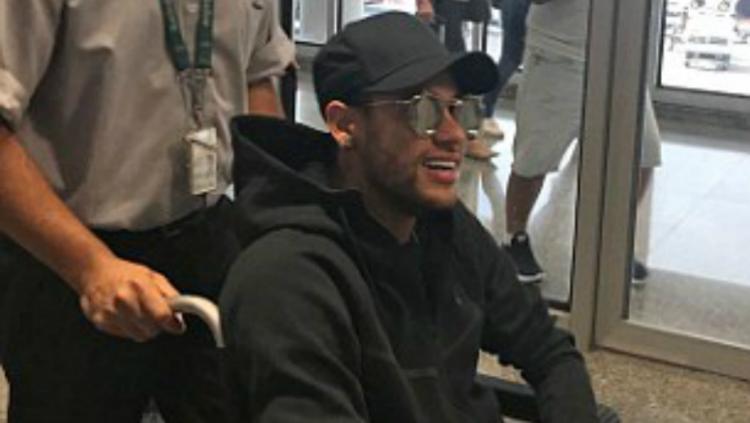 Neymar saat tiba di bandara Rio de Janeiro.