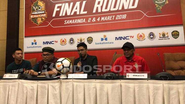 Konferensi pers jelang semifinal Piala Gubernur Kaltim 2018 antara Sriwijaya FC vs Borneo FC. Copyright: Muhammad Effendi/INDOSPORT.