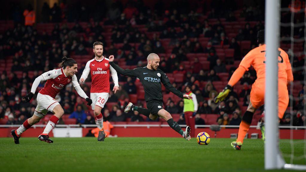 David Silva dalam pertandingan Arsenal vs Manchester City. Copyright: Internet