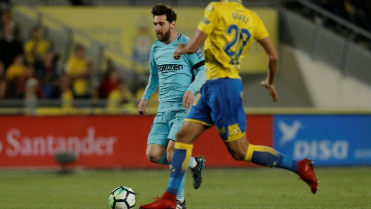 Messi sedang membawa bola melewati pertahanan Las Palmas Copyright: twitter.com/@BBCSport