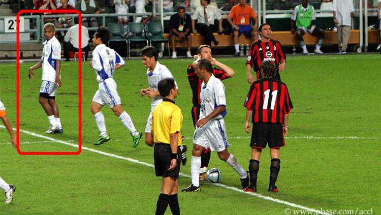 Rochy Putiray saat berhadapan dengan AC Milan. Copyright: catatanbujangan.wordpress.com