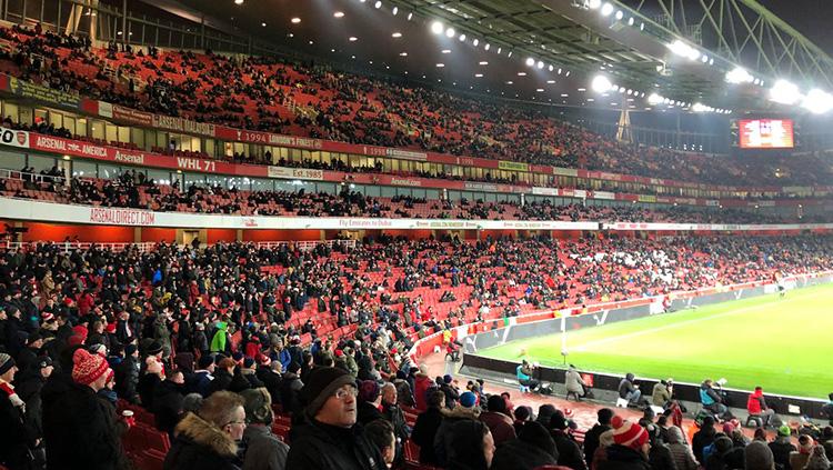 Kursi kosong di Stadion Emirates. Copyright: Mirror.co.uk