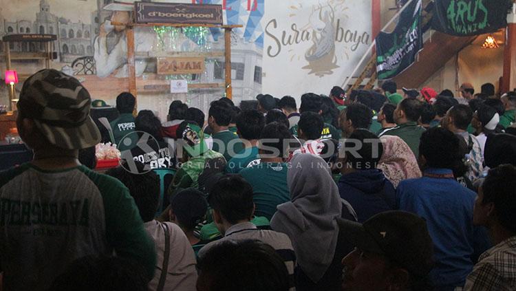 Bonek gelar nontong bareng untuk mendukung Persebaya di semifinal Piala Gubernur Kaltim. Copyright: Fitra Herdian/INDOSPORT