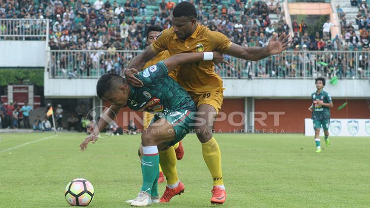 Due pemain PSS Sleman dan Bhayangkara FC di pertandingan persahabatan. Copyright: Prima/INDOSPORT