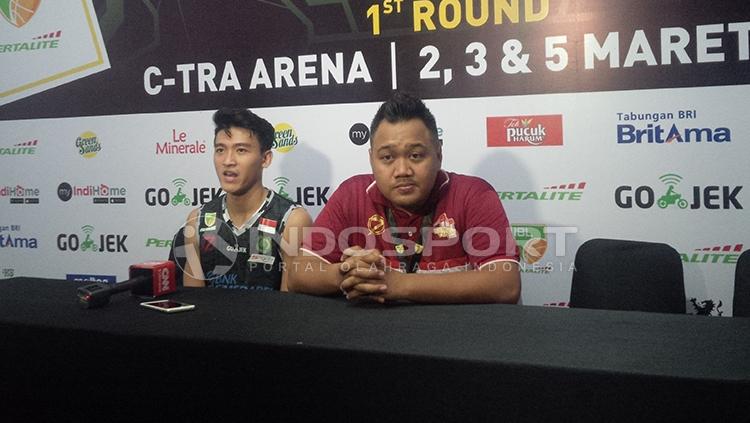 Pelatih dan pemain Hangtuah usai laga play-off IBL. Copyright: Arif Rahman/INDOSPORT