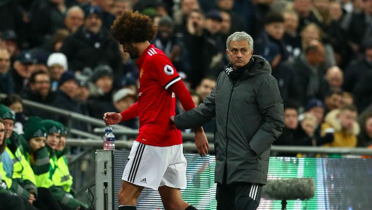 Fellaini saat ditarik keluar lapangan Copyright: Internet