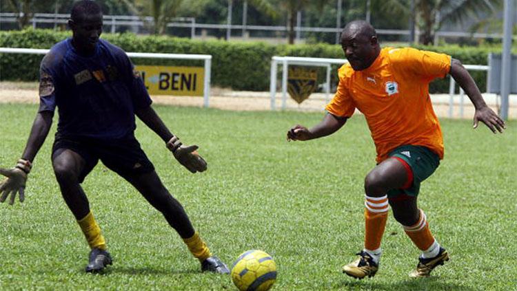 Presiden Burundi, Pierre Nkurunziza saat bermain sepakbola.