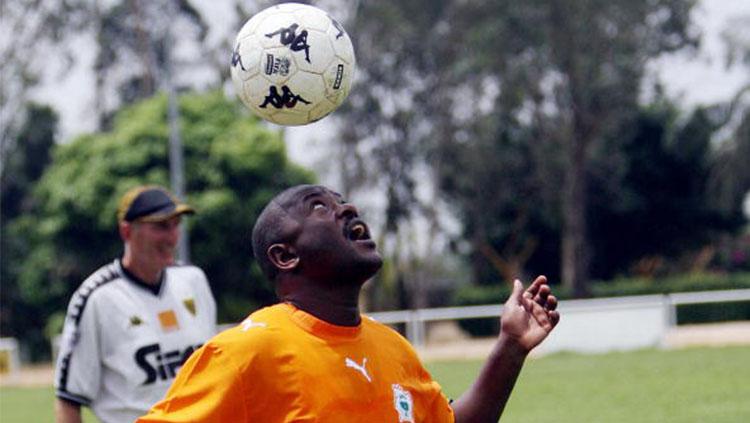 Presiden Burundi, Pierre Nkurunziza saat bermain sepakbola. Copyright: Getty Images