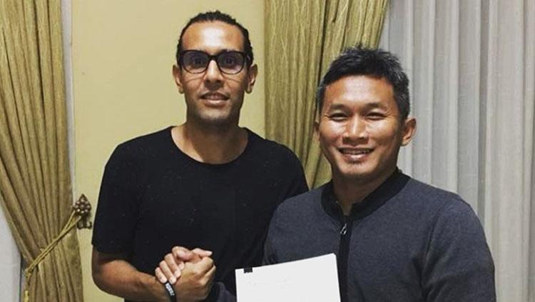 Gustavo Lopez (kiri) resmi menandatangani kontrak bersama PS TNI. Copyright: Media Officer PS TNI
