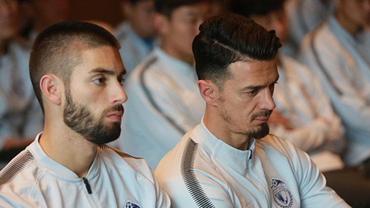 Jose Fonte (kanan) and Yannick Carrasco (kiri) saat perkenalan mereka sebagai pemain baru. Copyright: INDOSPORT