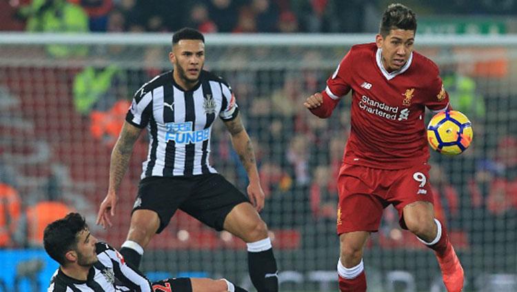 Roberto Firmino (kiri) mencoba melewati pemain Newcastle. Copyright: INDOSPORT