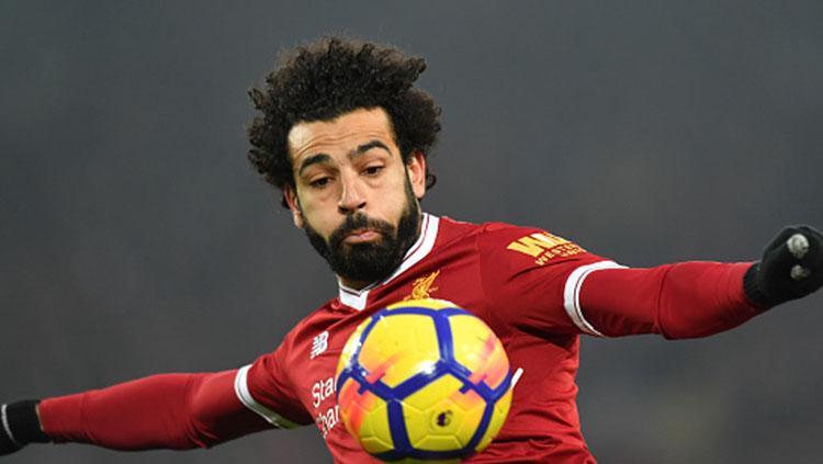 Mohamed Salah ketika ingin menenddang bola. Copyright: INDOSPORt