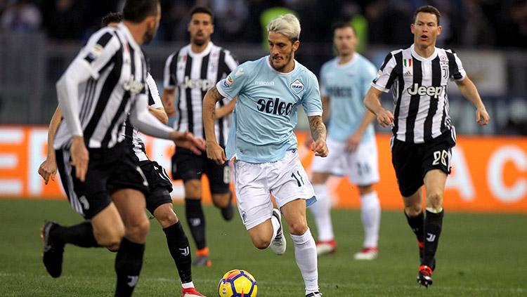 Luis Alberto mencoba melewati para pemain Juventus.