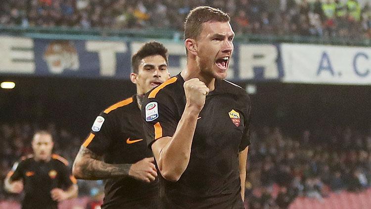 Edin Dzeko melakukan selebrasi usai mencetak gol ke gawang Napoli.