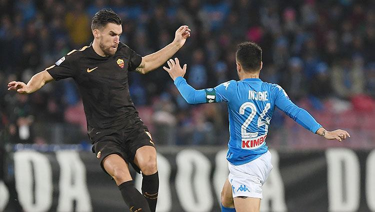 Kevin Strootman (kiri) berebuat bola dengan pemain Napoli. Copyright: INDOSPORT