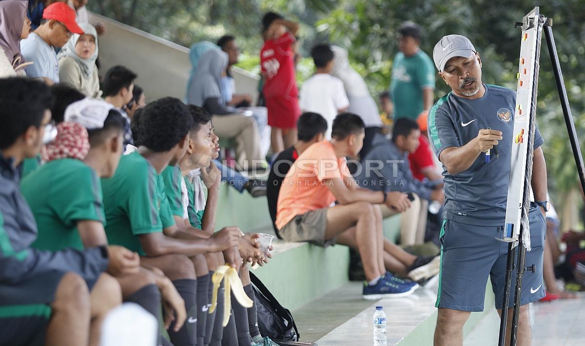 Pelatih, Fakhri Husaini (kanan) memberikan arahan kepada para anak asuhnya sebelum babak ke-2 uji coba antara Timnas U-16 melawan Academy Babek.