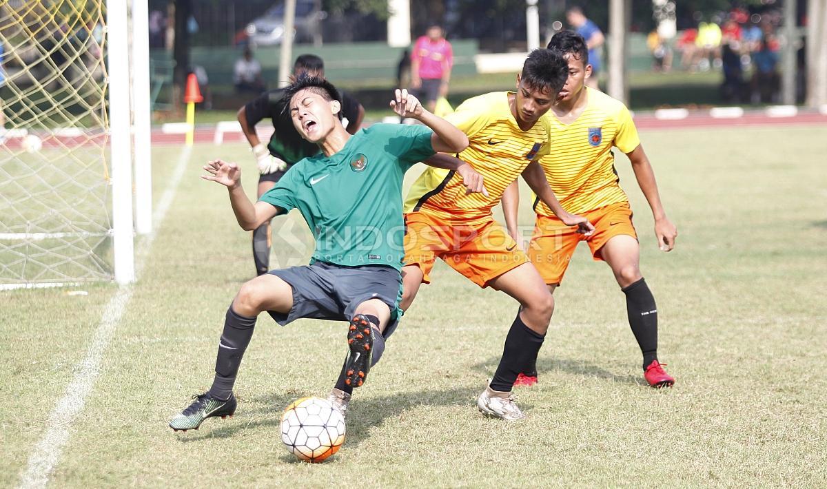 Striker Timnas U-16, Rendy Juliansyah (kiri) dilanggar oleh pemain Academy Babek.