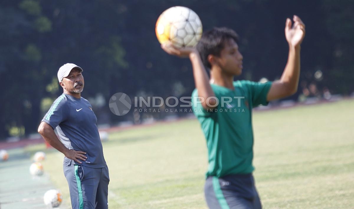 Pelatih Timnas U-16, Fakhri Husaini terus memberikan instruksi kepada pemainnya dari pinggir lapangan.