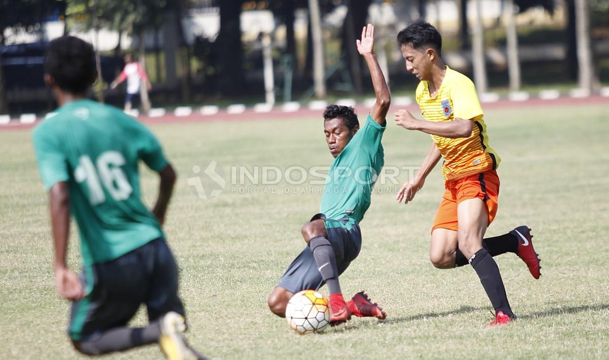 Pemain Timnas U-16, Hamsah Lestaluhu (tengah) mencoba menghalau pergerakan pemain Academy Babek.