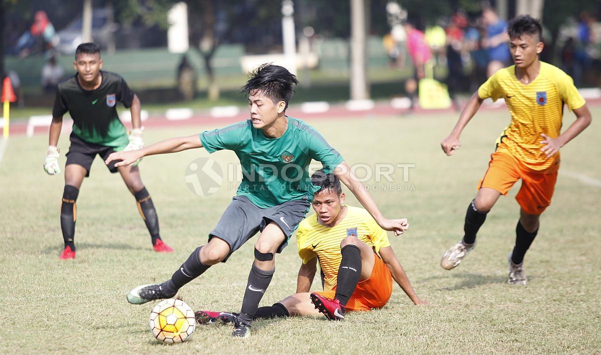 Aksi Rendy Juliansyah di daerah pertahanan para pemain Academy Babek.