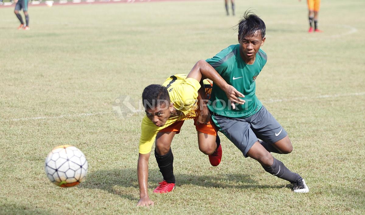 Pemain Academy Babek (kiri) berusaha keras menghalangi pergerakan pemain Timnas U-16.
