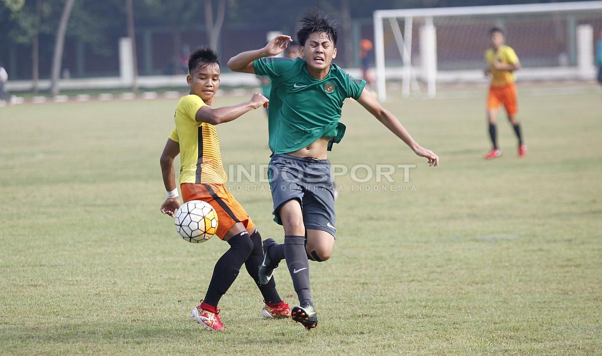 Striker Timnas U-16, Rendy Juliansyah dilanggar pergerakannya oleh pemain Academy Babek.