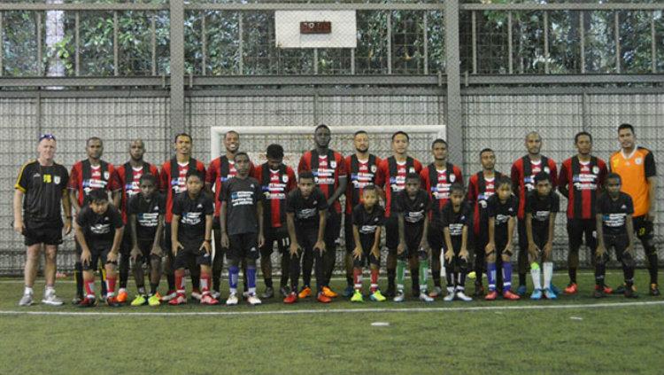 Persipura mengadakan coaching clinic di Kabupaten Mimika, Timika, Papua. Copyright: pasificpos.com