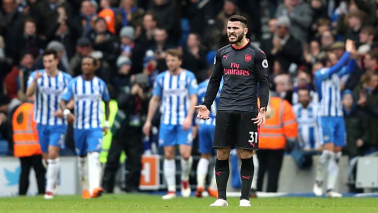 Sead Kolasinac meluapkan kekesalannya usai gawang Arsenal kembali kebobolan untuk kedua kalinya. Copyright: INDOSPORT