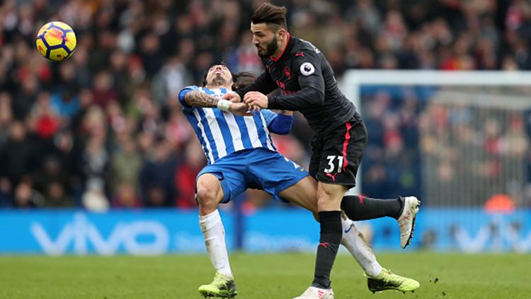 Sead Kolasinac melakukan pelanggarang keras kepada pemain Brigton. Copyright: INDOSPORT