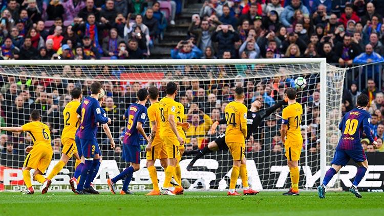 Tendangan bebas Lionel Messi yang masuk ke gawang Athletico Madrid Copyright: INDOSPORT
