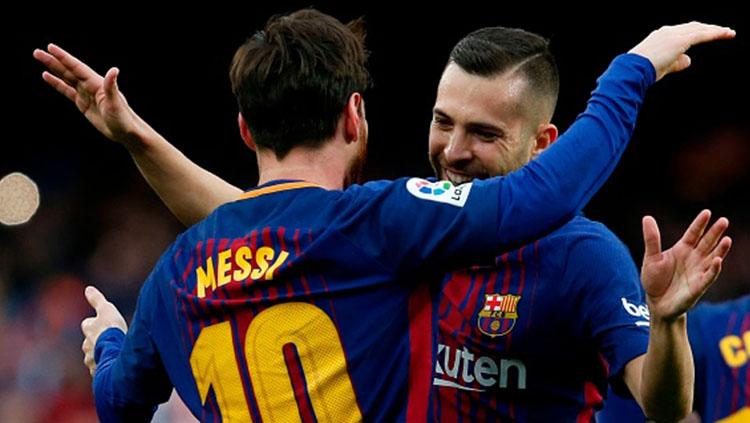 Lionel Messi bersama Jordi Alba usai mencetak gol kegawang Athletico Madrid. Copyright: INDOSPORT