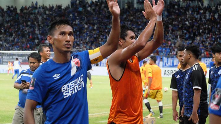 Zulfiki Sukur (kiri) memberikan penghormatan kepada penonton di Stadion Batakan/ Copyright: Reno Firhad Rinaldi/INDOSPORT