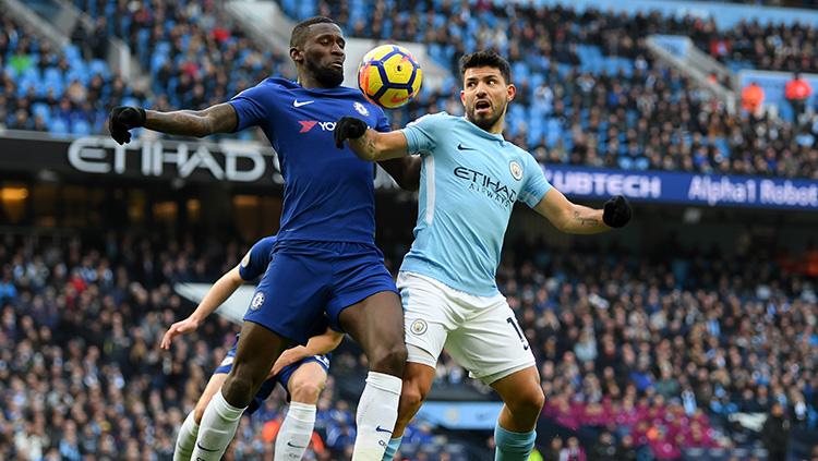 Antonio Rudiger (kiri) dan Sergio Aguero berduel di depan kotak pinalti Chelsea. Copyright: INDOSPORT