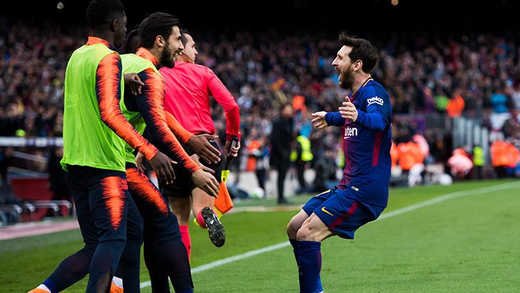 Lionel Messi melakukan selebrasi bersama rekan setimnya usai berhasi cetak gol ke gawang Atletico Madrid. Copyright: INDOSPORT