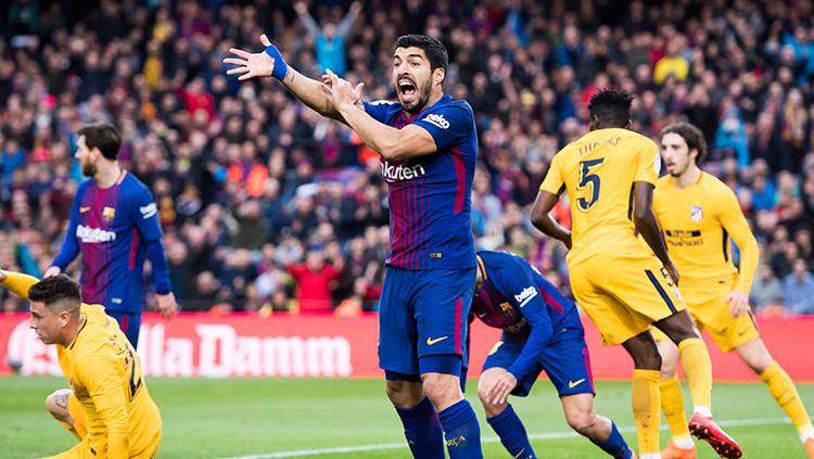Luis Suarez melakukan protes kepada wasit. Copyright: INDOSPORT