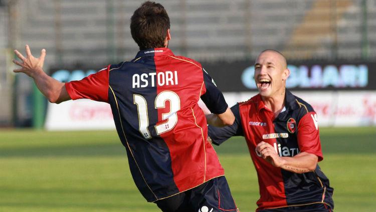 Astori dan Nainggolan saat keduanya masih di Cagliari Copyright: Getty Images