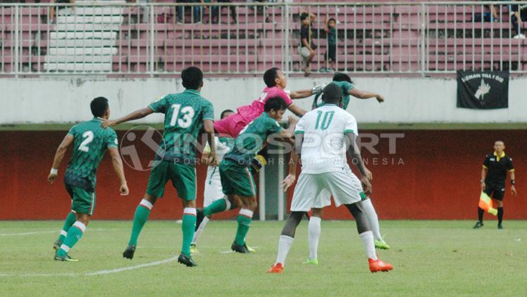 Duel para pemain PSS Sleman saat melawan PSMS Medan. Copyright: Prima/INDOSPORT