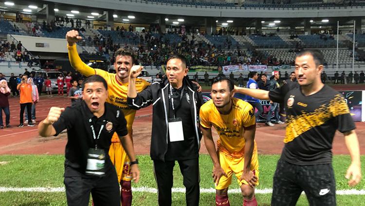 Keceriaan para pemain dan official Sriwijaya FC setelah menjuarai Piala gubernur Kaltim 2018. Copyright: Muhammad Effendi./INDOSPORT