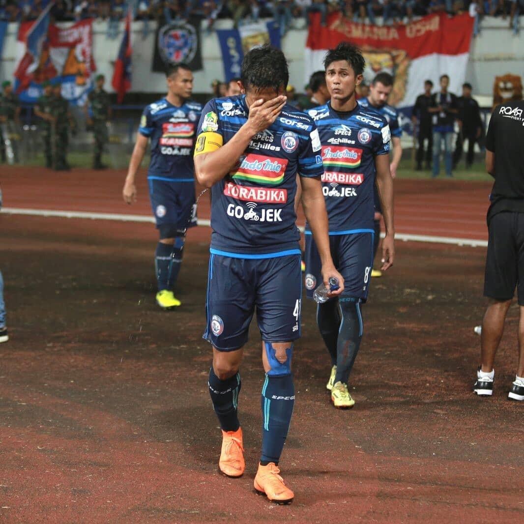 Para pemain Arema FC tertunduk lesu karena gagal juara di PGK. Copyright: Instagram/@aremafcofficial