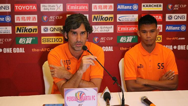 Stefano Cugurra Teco dan Sandi Darma Sutha salam jumpa pers. Copyright: Media Persija