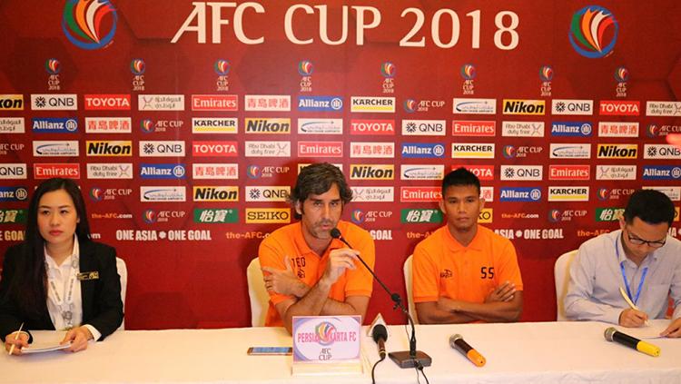 Stefano Cugurra Teco dan Sandi Darma Sutha salam jumpa pers. Copyright: Media Persija