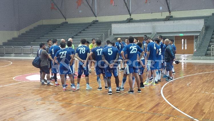 Persib berlatih di lapangan basket. Copyright: Arif Rahman/INDOSPORT