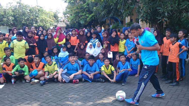 Pelatih Persebaya U-19 Bejo Sugiantoro adakan coaching clinic. Copyright: Istimewa