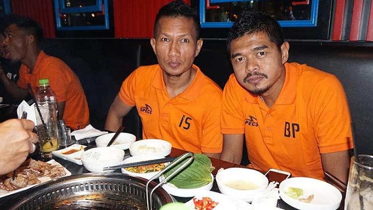 Bambang Pamungkas dan Ismed Sofyan menikmati makan malam di Vietnam jelang lawan Song Lam Nghe An. Copyright: Instagram Persija Jakarta