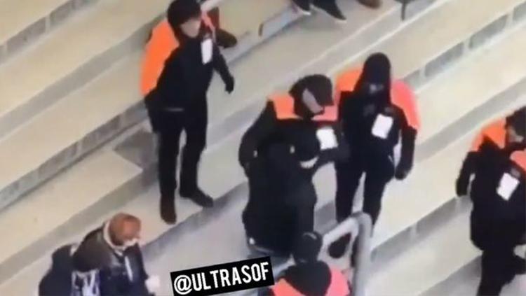Suporter di Bundesliga yang terciduk masturbasi di tribun penonton terpaksa digelandang petugas. Copyright: Mirror