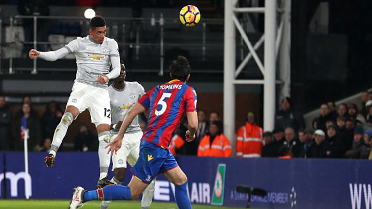 Bola hasil sundulan Smalling yang akhirnya membobol gawang Crystal Palace. Copyright: INDOSPORT