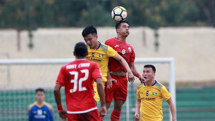 Addison Alves berduel dengan salah satu pemain Sông Lam Nghệ An. Copyright: afc.com