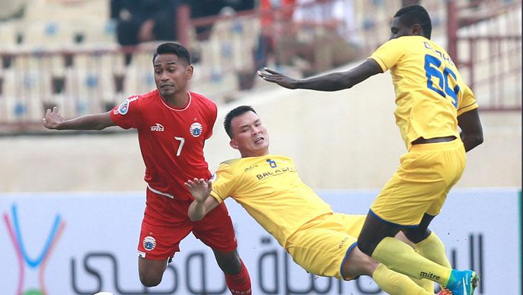 Ramdhani Lestaluhu (kiri) djatuhkan oleh pemain Sông Lam Nghệ An. Copyright: afc.com