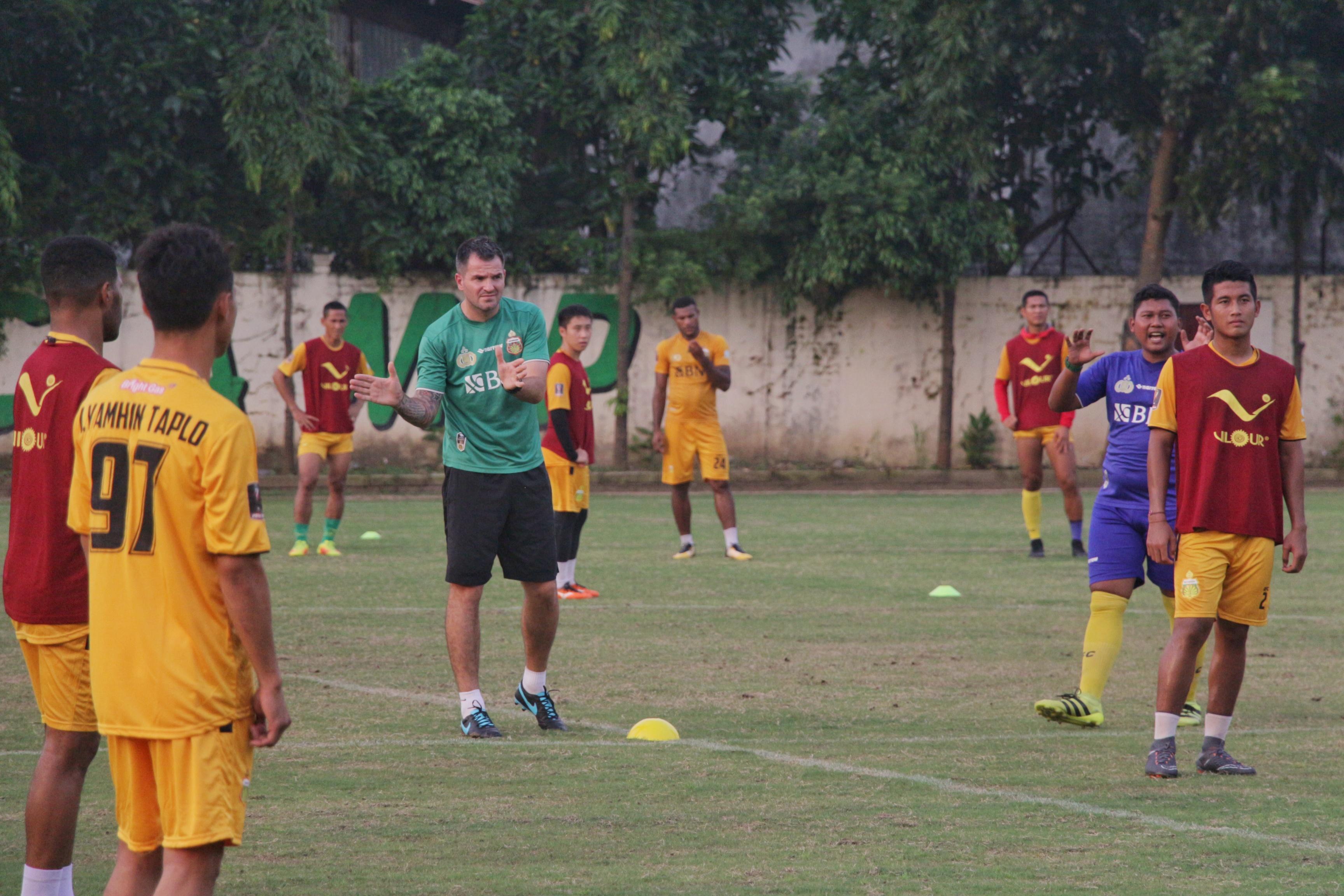 Simon McMenemy memimpin latihan anak buahnya di Surabaya. Copyright: Fitra Herdian/INDOSPORT